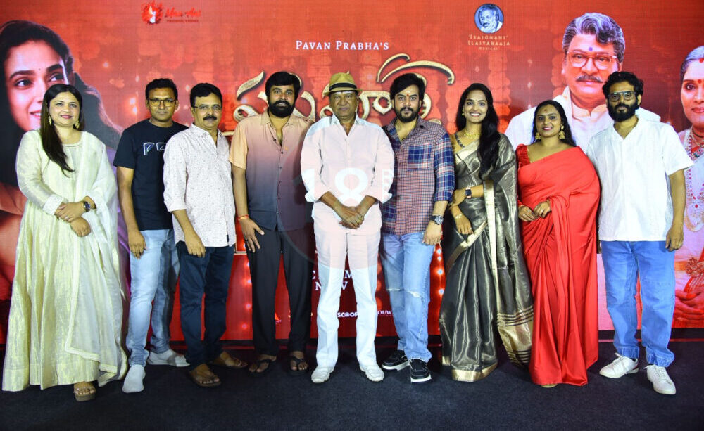 షష్టిపూర్తి విజయోత్సవ వేడుకలో హీరో, నిర్మాత రూపేశ్ ని మెచ్చుకొన్న డా. రాజేంద్ర ప్రసాద్ ! 7 shashtipoorthi success meet e1748856909336